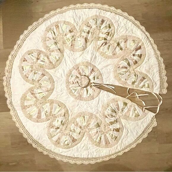 Vintage Quilted Lame Patch Crochet Trim Round Spilt Tie Tree Skirt Handmade - Picture 3 of 16